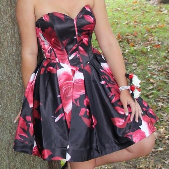 Homecoming dress like new - Picture 1 of 3